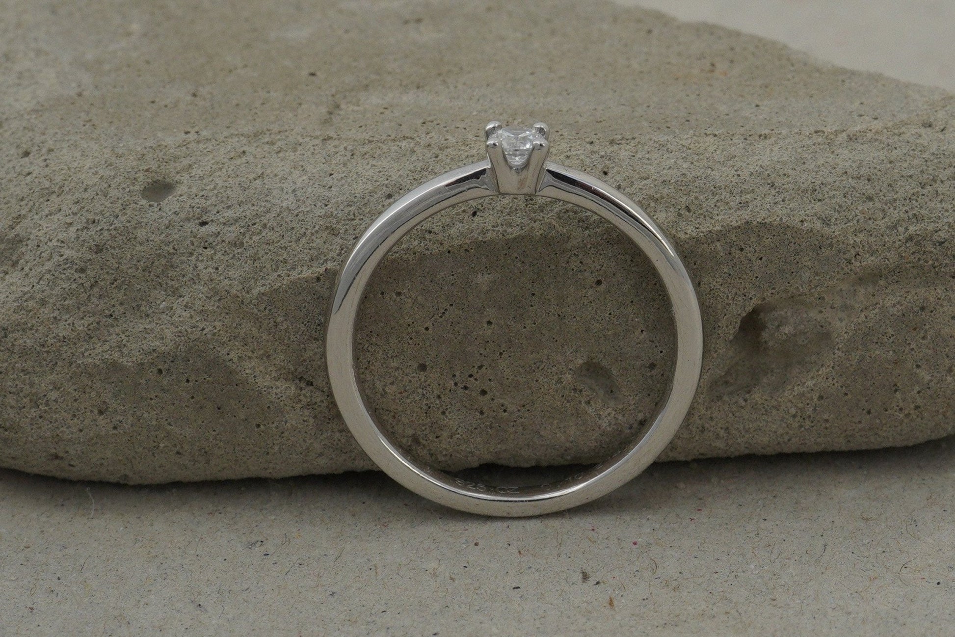 Zarter Verlobungsring mit Brillant - Goldschmiede Miret